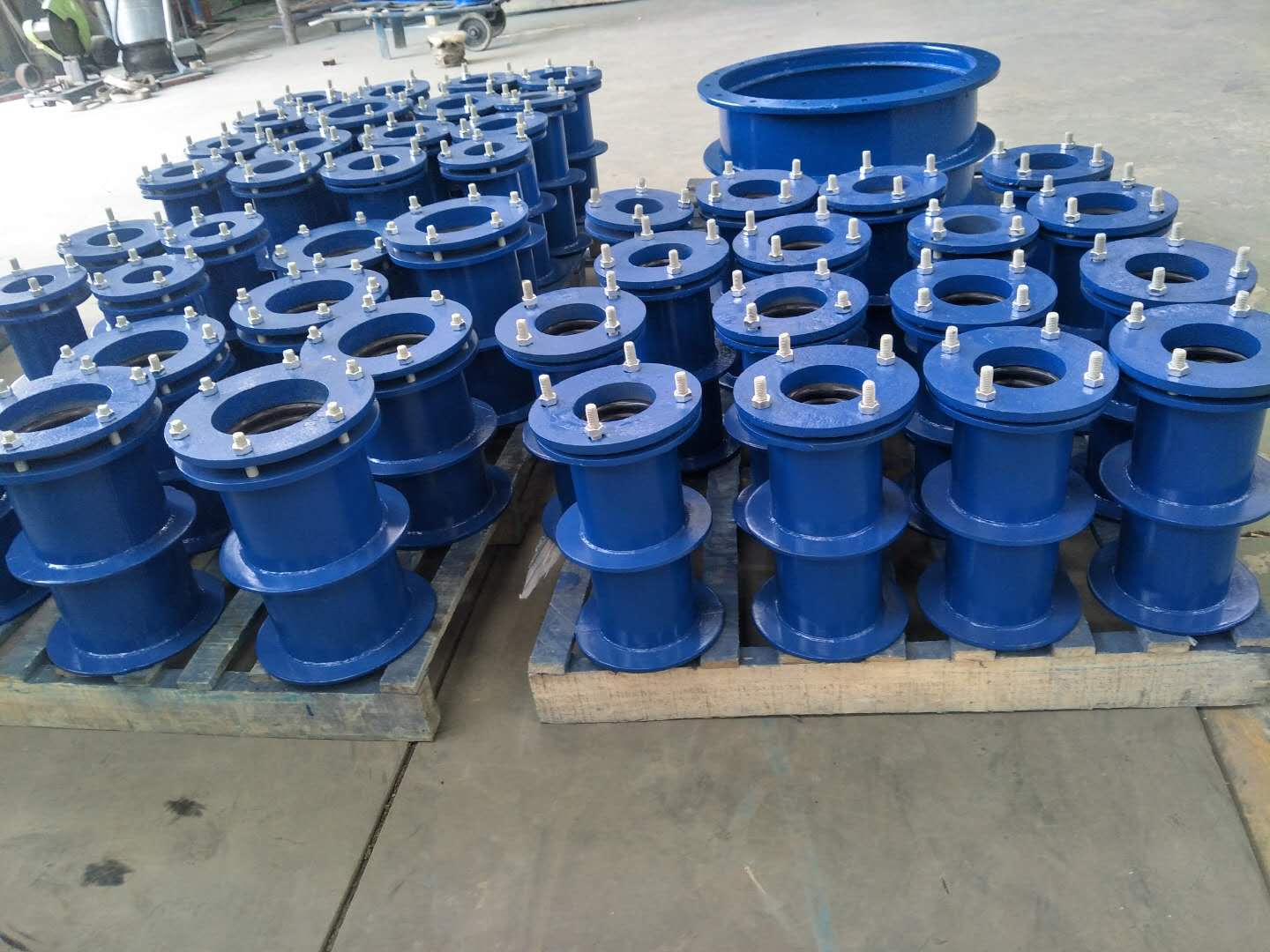 柔性防水套管是适用于管道穿过墙壁之处